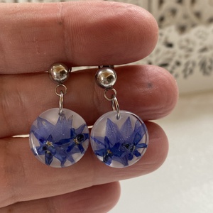 Búzavirág és nefelejcs-műgyanta,nemesacél fülbevaló - ékszer - fülbevaló - lógós kerek fülbevaló - Meska.hu