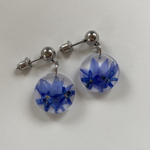 Búzavirág és nefelejcs-műgyanta,nemesacél fülbevaló - ékszer - fülbevaló - lógós kerek fülbevaló - Meska.hu