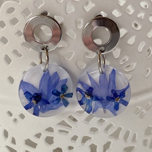 Búzavirág és nefelejcs,kerek-műgyanta,nemesacél fülbevaló - ékszer - fülbevaló - lógós kerek fülbevaló - Meska.hu