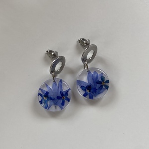 Búzavirág és nefelejcs,kerek-műgyanta,nemesacél fülbevaló, Ékszer, Fülbevaló, Lógós kerek fülbevaló, Ékszerkészítés, MESKA