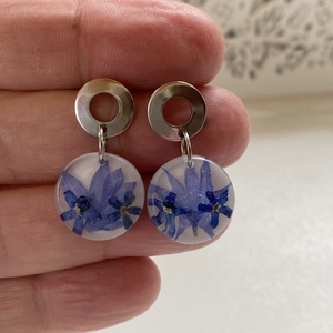 Búzavirág és nefelejcs,kerek-műgyanta,nemesacél fülbevaló - ékszer - fülbevaló - lógós kerek fülbevaló - Meska.hu