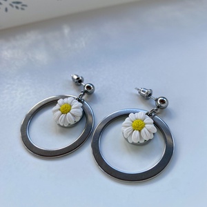 Százszorszép virágos nemesacél fülbevaló 1. - ékszer - fülbevaló - lógó fülbevaló - Meska.hu