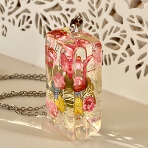 Pink glixia,százszorszép-műgyanta hasáb medál - ékszer - nyaklánc - medálos nyaklánc - Meska.hu