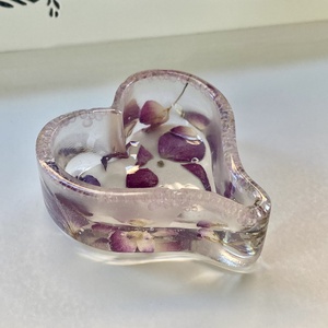 Szív alakú epoxi gyanta kszer tartó igazi virágokkal - ékszer - ékszertartó - ékszertartó tál - Meska.hu