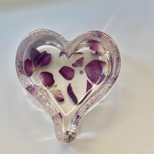 Szív alakú epoxi gyanta kszer tartó igazi virágokkal - Meska.hu