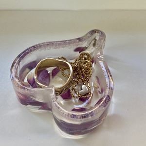 Szív alakú epoxi gyanta kszer tartó igazi virágokkal - ékszer - ékszertartó - ékszertartó tál - Meska.hu