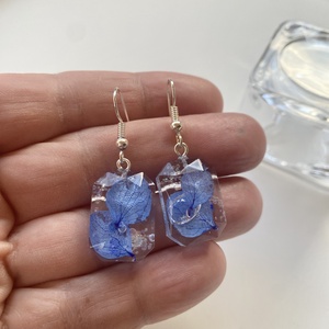 Kék mini hortenzia ,epoxi gyanta fülbevaló - ékszer - fülbevaló - lógó fülbevaló - Meska.hu