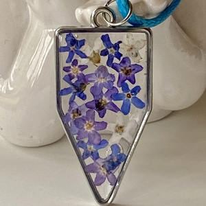 Nefelejcsek-fém keretes epoxi gyanta medál - Meska.hu