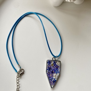 Nefelejcsek-fém keretes epoxi gyanta medál - ékszer - nyaklánc - medálos nyaklánc - Meska.hu