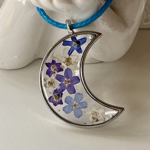 Nefelejcsek-fém keretes epoxi gyanta Hold medál - Meska.hu