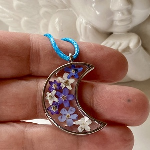 Nefelejcsek-fém keretes epoxi gyanta Hold medál - ékszer - nyaklánc - medálos nyaklánc - Meska.hu