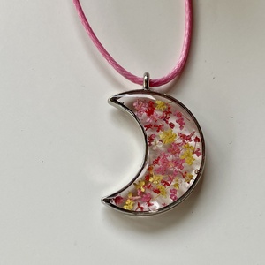 Pink/sárga mini virágok-fém keretes epoxi gyanta Hold medál - Meska.hu