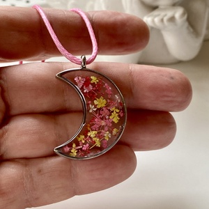 Pink/sárga mini virágok-fém keretes epoxi gyanta Hold medál - ékszer - nyaklánc - medálos nyaklánc - Meska.hu