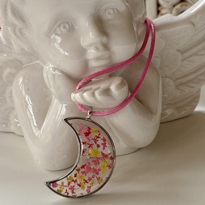 Pink/sárga mini virágok-fém keretes epoxi gyanta Hold medál - ékszer - nyaklánc - medálos nyaklánc - Meska.hu