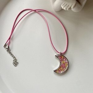 Pink/sárga mini virágok-fém keretes epoxi gyanta Hold medál - ékszer - nyaklánc - medálos nyaklánc - Meska.hu