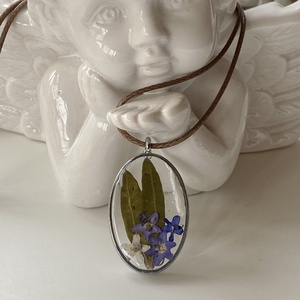 Nefelejcsek és levelek-keretes ovál epoxi gyanta medál - ékszer - nyaklánc - medálos nyaklánc - Meska.hu