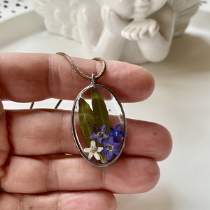 Nefelejcsek és levelek-keretes ovál epoxi gyanta medál - ékszer - nyaklánc - medálos nyaklánc - Meska.hu