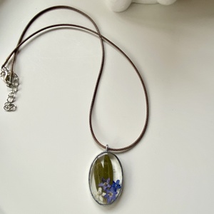 Nefelejcsek és levelek-keretes ovál epoxi gyanta medál - ékszer - nyaklánc - medálos nyaklánc - Meska.hu