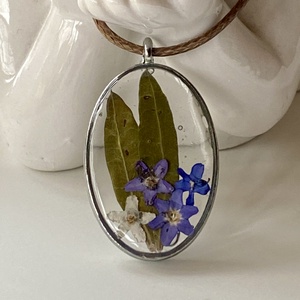 Nefelejcsek és levelek-keretes ovál epoxi gyanta medál - Meska.hu