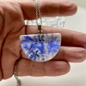 Búzavirág és nefelejcs-félkör műgyanta medál - ékszer - nyaklánc - medálos nyaklánc - Meska.hu