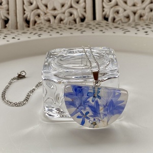 Búzavirág és nefelejcs-félkör műgyanta medál - ékszer - nyaklánc - medálos nyaklánc - Meska.hu