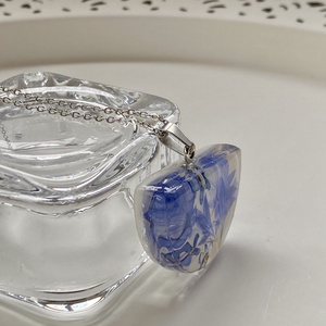 Búzavirág és nefelejcs-félkör műgyanta medál - ékszer - nyaklánc - medálos nyaklánc - Meska.hu