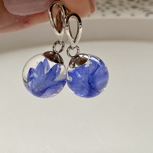 Búzavirágok,gömb-műgyanta,ezüst fülbevaló - Meska.hu