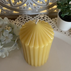 Méhviasz gyertya- Csúcsos bordás nagy henger  - esküvő - dekoráció - gyertya & gyertyatartó - Meska.hu