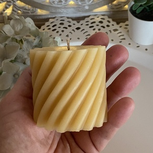 Méhviasz gyertya-csavart bordás henger 1. - esküvő - dekoráció - gyertya & gyertyatartó - Meska.hu