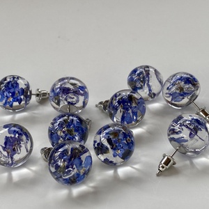 Nefelejcsek gömb-epoxi gyanta beszúrós fülbevaló - ékszer - fülbevaló - pötty fülbevaló - Meska.hu