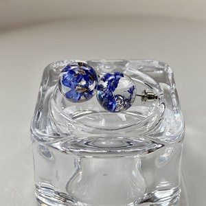 Nefelejcsek gömb-epoxi gyanta beszúrós fülbevaló, Ékszer, Fülbevaló, Pötty fülbevaló, Ékszerkészítés, MESKA