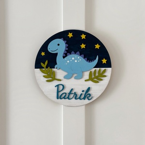 Egyedi kézműves fa ajtótábla ajtódísz névtábla gyerekszoba dísz dekoráció dinós, Otthon & Életmód, Babaszoba, gyerekszoba, Babaszoba dekoráció, Festészet, Gravírozás, pirográfia, MESKA