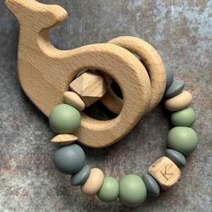 Csörgő rágóka #04 Zsálya Karamell Antracit kezdőbetűvel, Baba - mama, Baba játékok, Rágóka, Csomózás, Gyöngyfűzés, gyöngyhímzés, MESKA