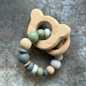 Csörgő rágóka #05 Zsálya -  világos szürke - Antracit , Baba - mama, Baba játékok, Rágóka, Csomózás, Gyöngyfűzés, gyöngyhímzés, MESKA