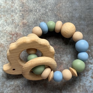 Csörgő rágóka #06 Zsálya -  Púder kék - Karamell , Baba - mama, Baba játékok, Rágóka, Csomózás, Gyöngyfűzés, gyöngyhímzés, MESKA