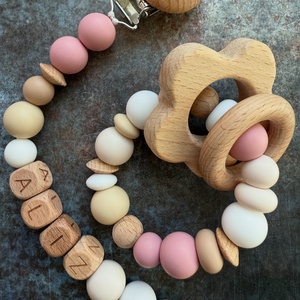 BABABOX #06 Csörgő rágóka  és cumilánc Bézs - Mályva - Fehér - Karamell - Vanília, Baba - mama, Baba játékok, Rágóka, Csomózás, Gyöngyfűzés, gyöngyhímzés, MESKA