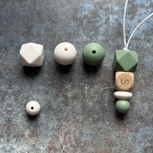 CHARM #EGYEDI TERVEZÉS  kulcstartóra vagy táskadísznek , Baba - mama, Babaemlékek, Baba emlékőrző, Gyöngyfűzés, gyöngyhímzés, MESKA