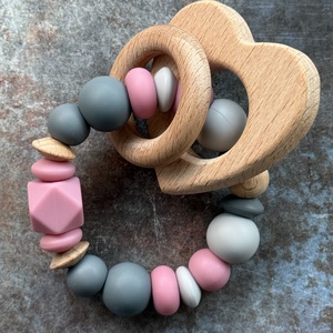 Csörgő rágóka #12  Antracit - mályva, Baba - mama, Baba játékok, Rágóka, Csomózás, Gyöngyfűzés, gyöngyhímzés, MESKA