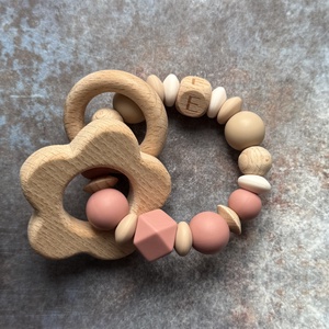 Csörgő rágóka #16 Rozé Karamell Vanília kezdőbetűvel, Baba - mama, Baba játékok, Rágóka, Csomózás, Gyöngyfűzés, gyöngyhímzés, MESKA