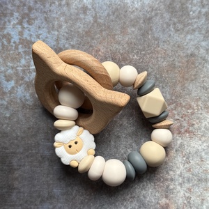 Kontrasztos Csörgő rágóka #17 Bézs Vaníla Antracit , Baba - mama, Baba játékok, Rágóka, Csomózás, Gyöngyfűzés, gyöngyhímzés, MESKA