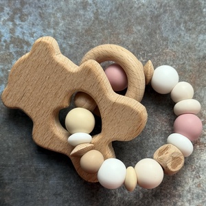 Csörgő rágóka # 25 bézs mályva vanília fehér karamell, Baba - mama, Baba játékok, Rágóka, Csomózás, Gyöngyfűzés, gyöngyhímzés, MESKA