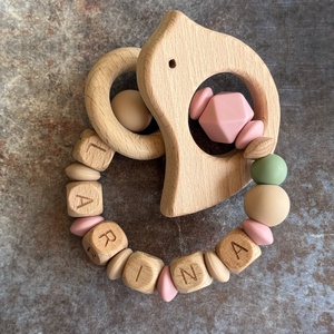 Csörgő rágóka #28 világos mályva - zsálya - karamell , Baba - mama, Baba játékok, Rágóka, Csomózás, Gyöngyfűzés, gyöngyhímzés, MESKA