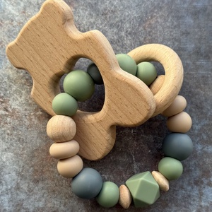 Csörgő rágóka #30 karamell - antracit - zsálya, Baba - mama, Baba játékok, Rágóka, Csomózás, Gyöngyfűzés, gyöngyhímzés, MESKA