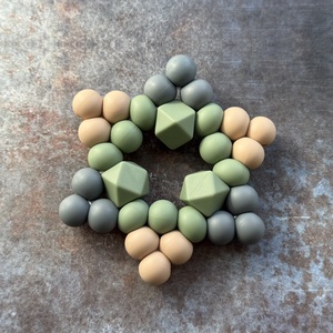 CsillaG rágóka #01 karamell - antracit - zsálya, Baba - mama, Baba játékok, Rágóka, Csomózás, Gyöngyfűzés, gyöngyhímzés, MESKA