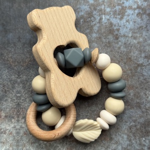 Kontrasztos Csörgő rágóka #32 Bézs Vaníla Antracit , Baba - mama, Baba játékok, Rágóka, Csomózás, Gyöngyfűzés, gyöngyhímzés, MESKA