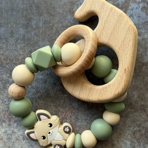 Csörgő rágóka #34 zsálya bézs, Baba - mama, Baba játékok, Rágóka, Csomózás, Gyöngyfűzés, gyöngyhímzés, MESKA