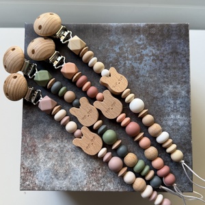 Cumilánc #17 nyuszis, Baba - mama, Baba játékok, Cumilánc, Csomózás, Gyöngyfűzés, gyöngyhímzés, MESKA