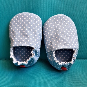  Textil babacipő, kocsicipő, mintás bébicipő, 2 oldalas kék pöttyös babacipő - játék & sport - baba & babaház - babaruha, babakellék - Meska.hu