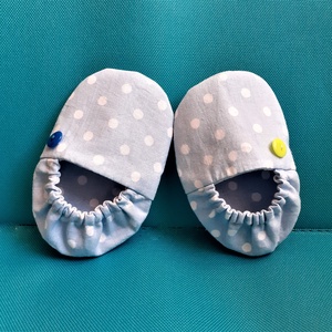 Nyári textil babacipő, kocsicipő, mintás bébicipő, 2 oldalas világoskék pöttyös babacipő - ruha & divat - babaruha & gyerekruha - babacipő - Meska.hu