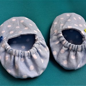 Nyári textil babacipő, kocsicipő, mintás bébicipő, 2 oldalas világoskék pöttyös babacipő - ruha & divat - babaruha & gyerekruha - babacipő - Meska.hu